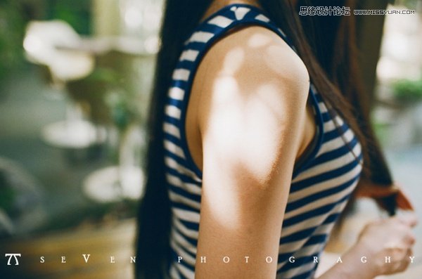 攝影師如何在街邊為女友拍攝清新人像