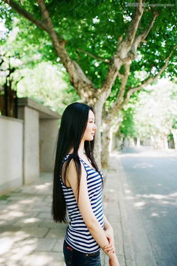 攝影師如何在街邊為女友拍攝清新人像