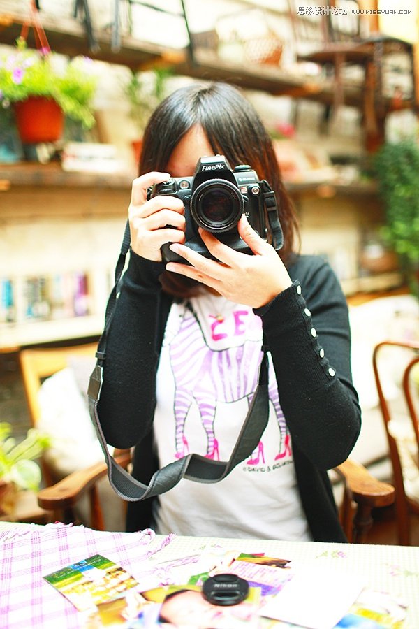 如何在咖啡館里為女友拍一組文藝寫真