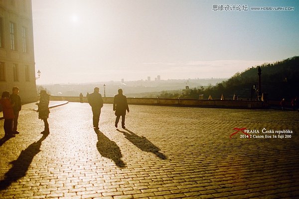 如何教女朋友拍攝時尚美女的自然風景
