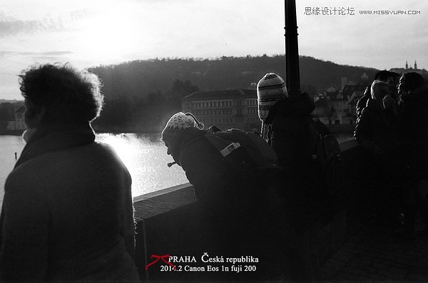 如何教女朋友拍攝時尚美女的自然風景