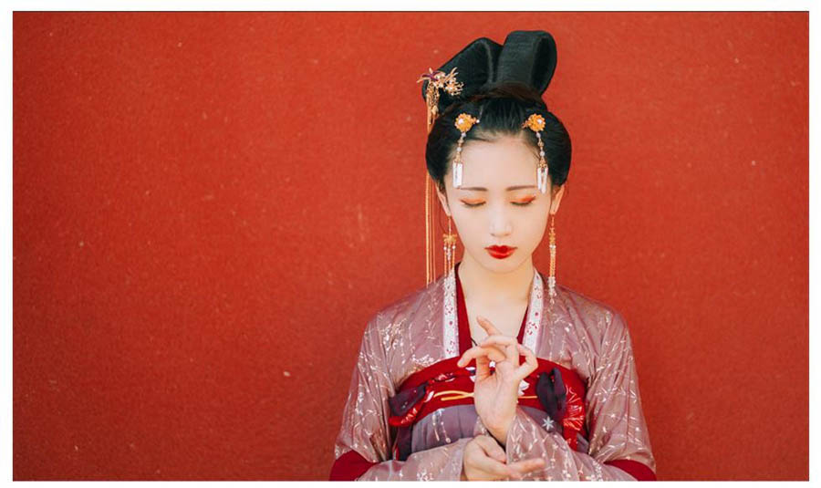 Photoshop給紅墻古風美女添加紙張紋理效果