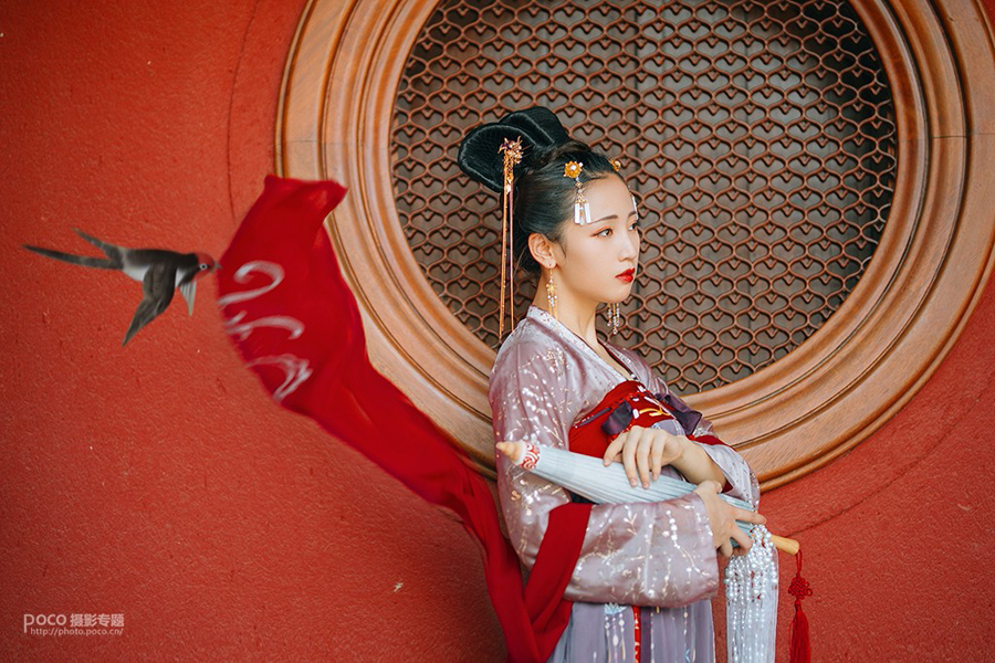 Photoshop給紅墻古風美女添加紙張紋理效果