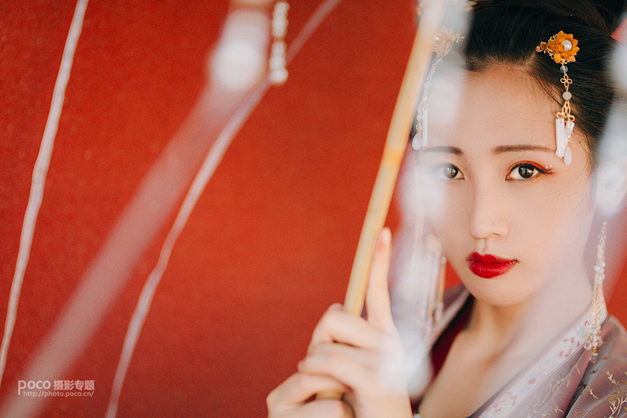 Photoshop給紅墻古風美女添加紙張紋理效果