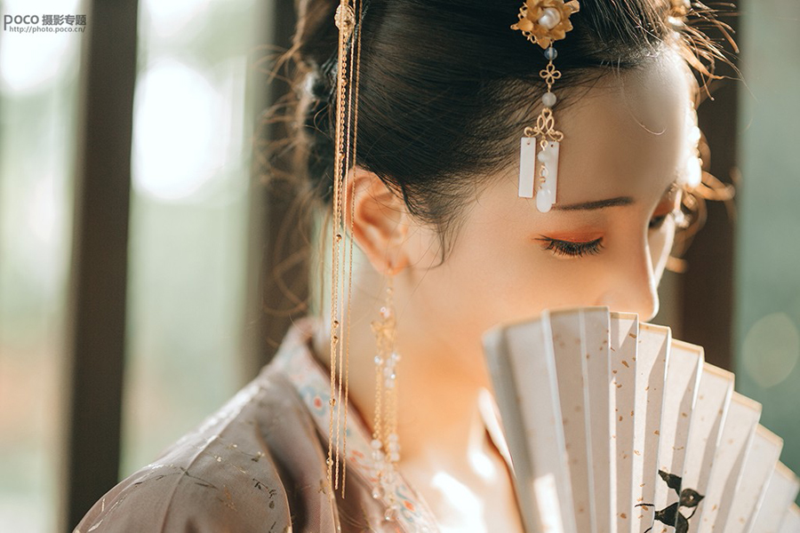 Photoshop給紅墻古風美女添加紙張紋理效果