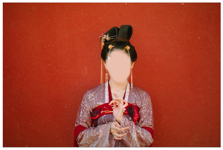 Photoshop給紅墻古風美女添加紙張紋理效果