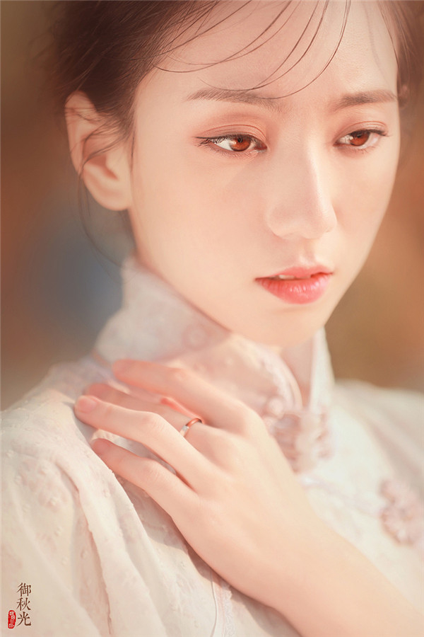 秋日復(fù)古暖色效果私語人像寫真作品