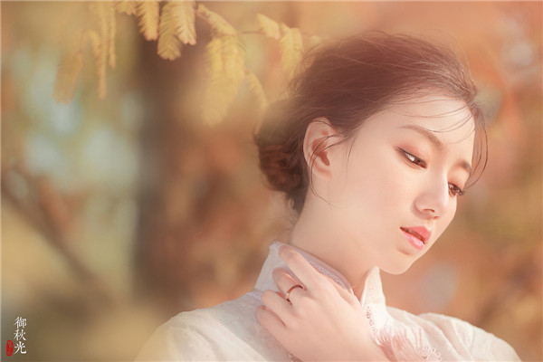 秋日復(fù)古暖色效果私語人像寫真作品