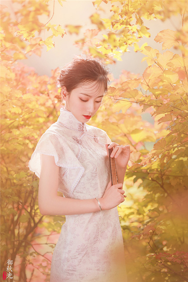 秋日復(fù)古暖色效果私語人像寫真作品