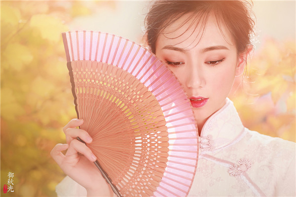 秋日復(fù)古暖色效果私語人像寫真作品