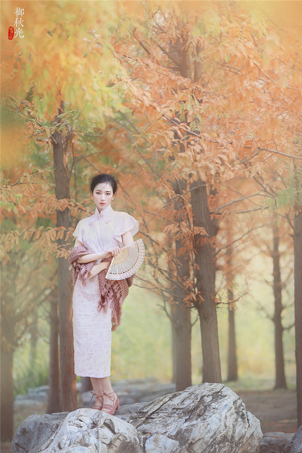 秋日復(fù)古暖色效果私語人像寫真作品