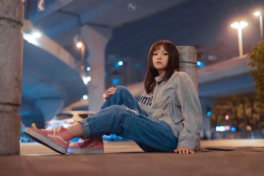 攝影師如何不帶燈也能拍好夜景人像