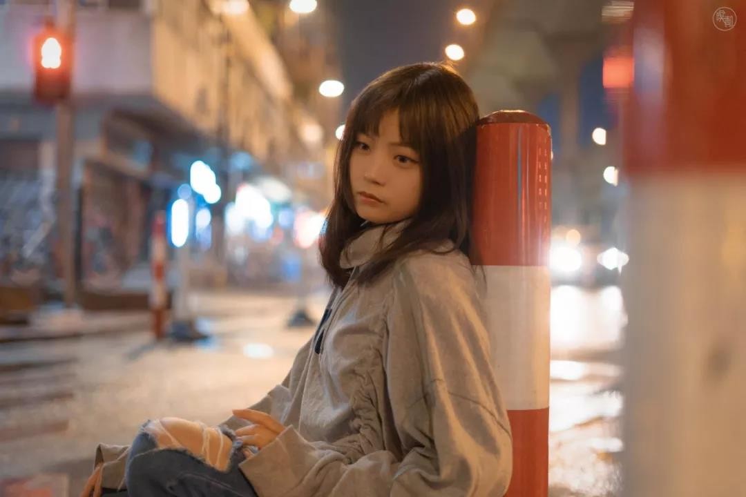 攝影師如何不帶燈也能拍好夜景人像