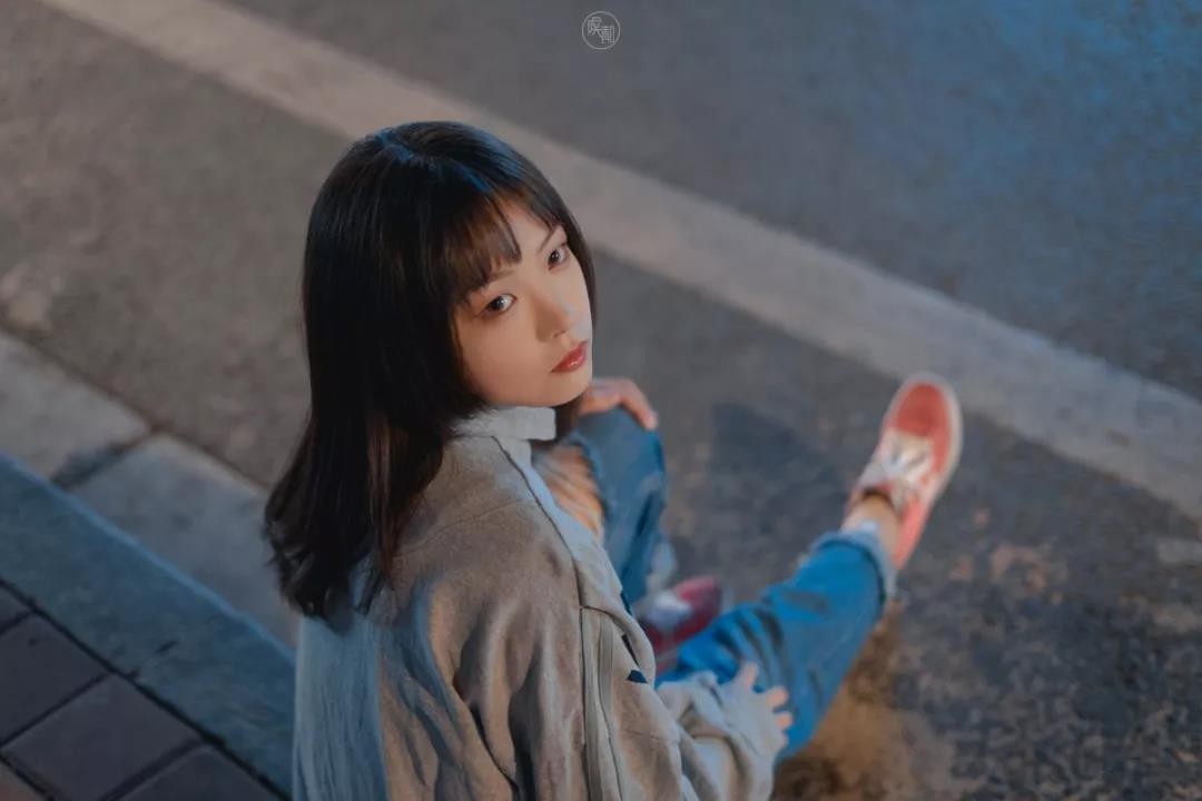 攝影師如何不帶燈也能拍好夜景人像