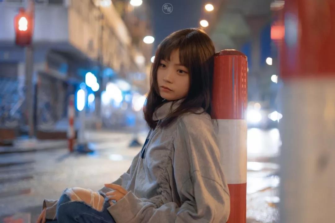 攝影師如何不帶燈也能拍好夜景人像