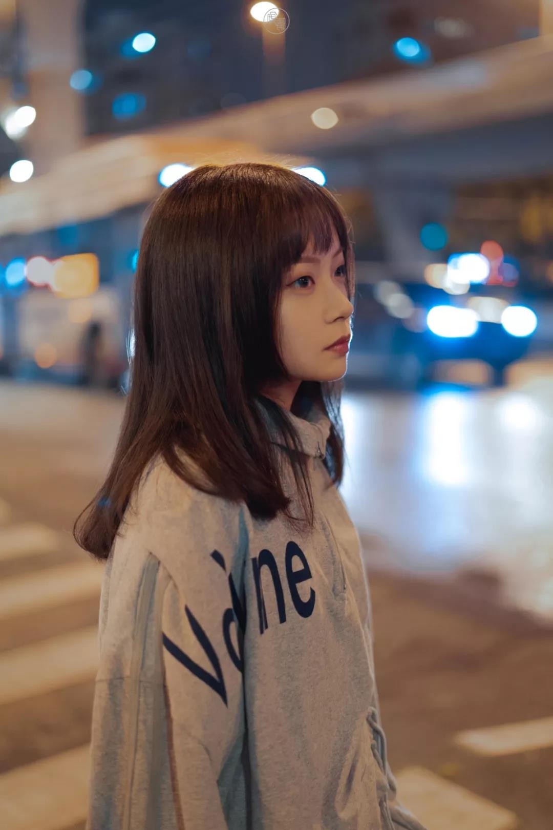 攝影師如何不帶燈也能拍好夜景人像