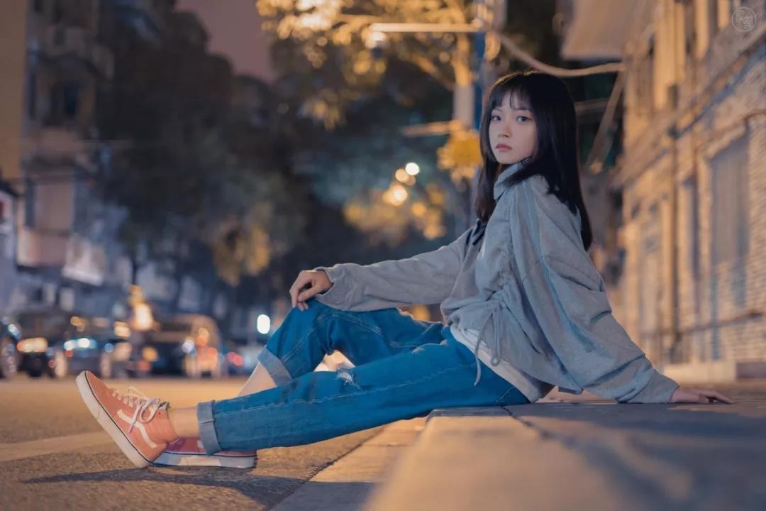 攝影師如何不帶燈也能拍好夜景人像