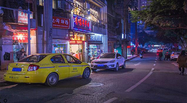 LR調(diào)出橙色風(fēng)格的港風(fēng)城市街道場(chǎng)景